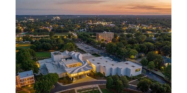 阿肯色州美術(shù)博物館，屋頂形式新花樣！