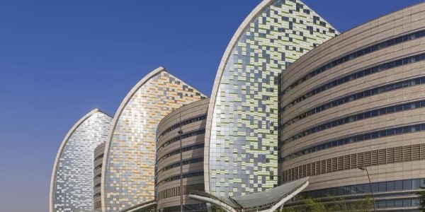 老外的醫(yī)院建筑設(shè)計，一個巨大的、帆狀的中庭??！