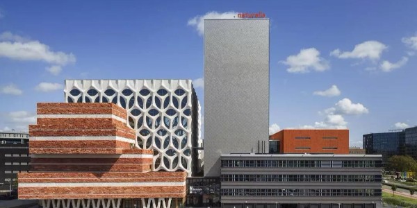 兩種不同的混凝土特殊用法，賦予了這座生物博物館的雙面孔