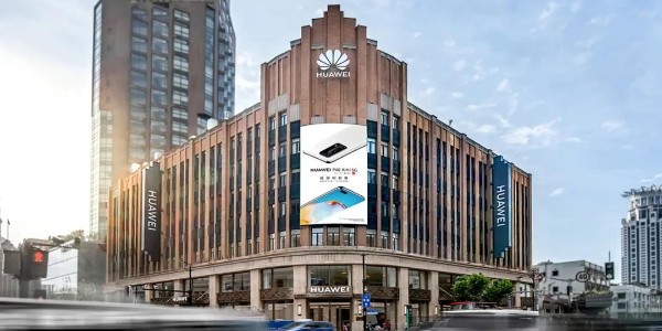 華為全球最大旗艦店開幕了，老建筑里溢出了硬核的未來氣息