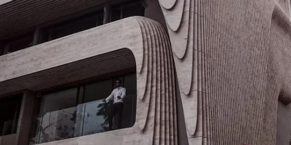 這棟房子用曲線大理石做外墻，張揚(yáng)的個(gè)性之美！