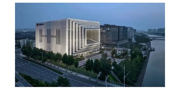 河南盧森堡中心“時(shí)空之窗”——龍湖國(guó)際中心建成，設(shè)計(jì)布局呈“回字型”